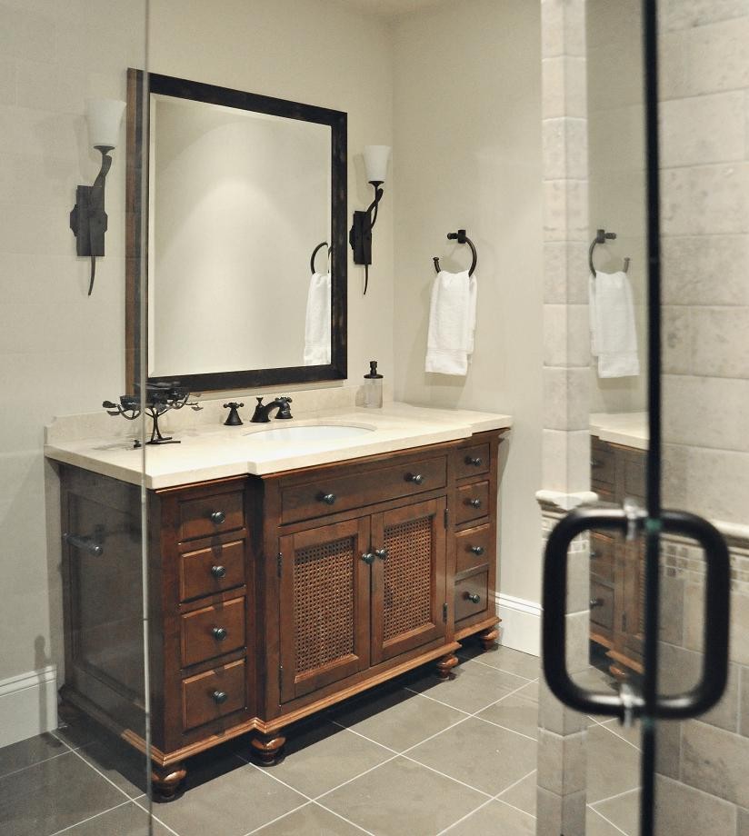 Пример оригинального дизайна: ванная комната среднего размера в классическом стиле с плоскими фасадами, темными деревянными фасадами, угловым душем, бежевыми стенами, полом из керамогранита, душевой кабиной, врезной раковиной и мраморной столешницей
