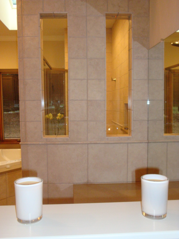 Exemple d'une salle de bain chic.