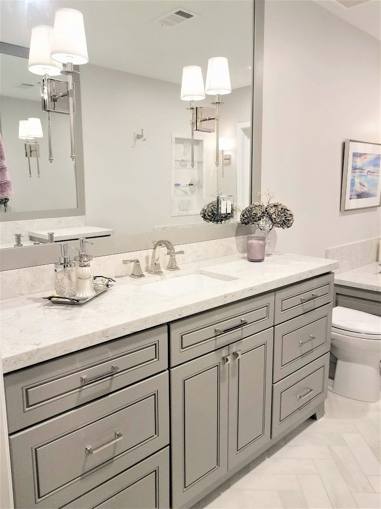 Idéer för att renovera ett mellanstort vintage vit vitt badrum, med luckor med upphöjd panel, grå skåp, ett undermonterat badkar, en toalettstol med hel cisternkåpa, vit kakel, stenhäll, grå väggar, marmorgolv, ett undermonterad handfat, bänkskiva i kvarts, vitt golv och med dusch som är öppen