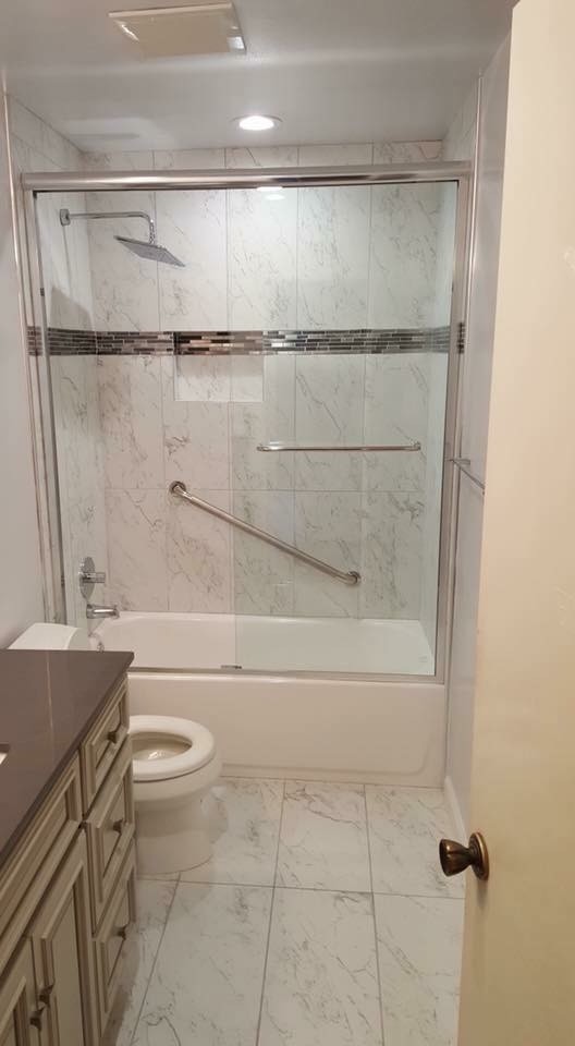 Idéer för ett litet klassiskt badrum, med ett badkar i en alkov, porslinskakel, vita väggar, klinkergolv i porslin, bruna skåp, vit kakel, luckor med infälld panel och en dusch/badkar-kombination