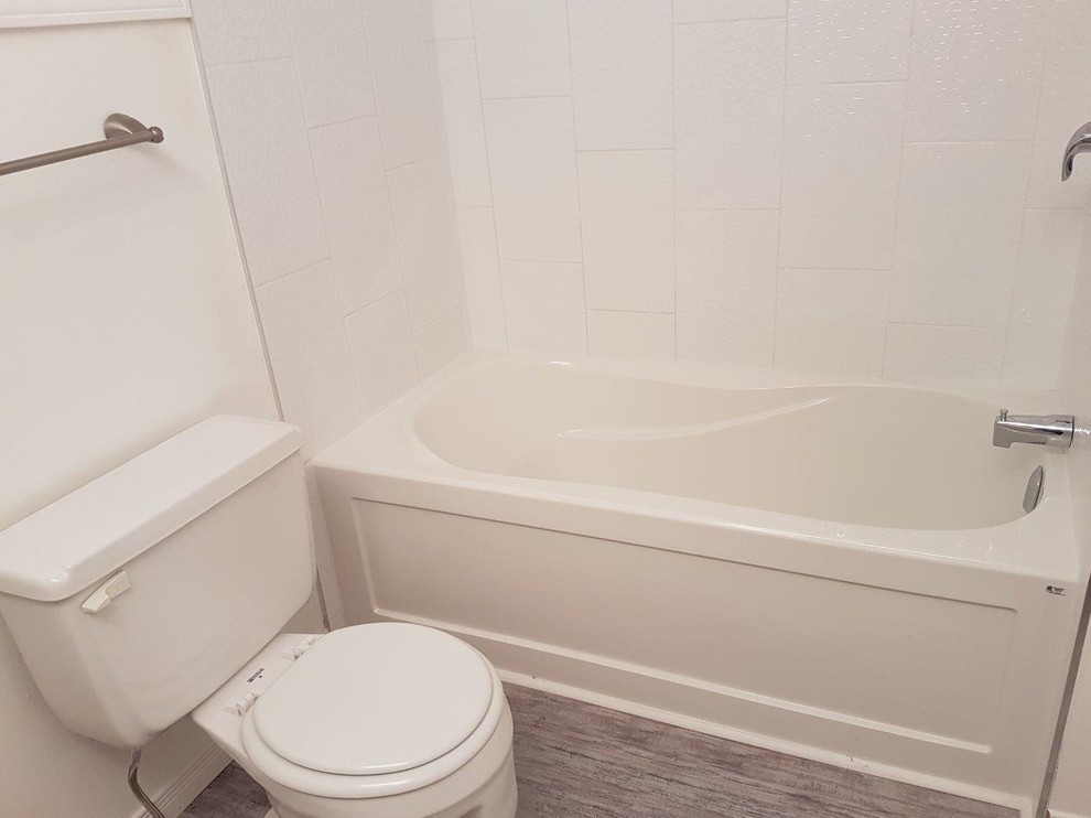 Idéer för funkis badrum, med ett hörnbadkar, vit kakel, vita väggar, grått golv och dusch med duschdraperi