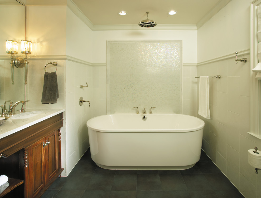 Exempel på ett stort klassiskt en-suite badrum, med luckor med upphöjd panel, skåp i mellenmörkt trä, ett fristående badkar, en dusch/badkar-kombination, vit kakel, keramikplattor, vita väggar, skiffergolv, ett undermonterad handfat, marmorbänkskiva och grått golv
