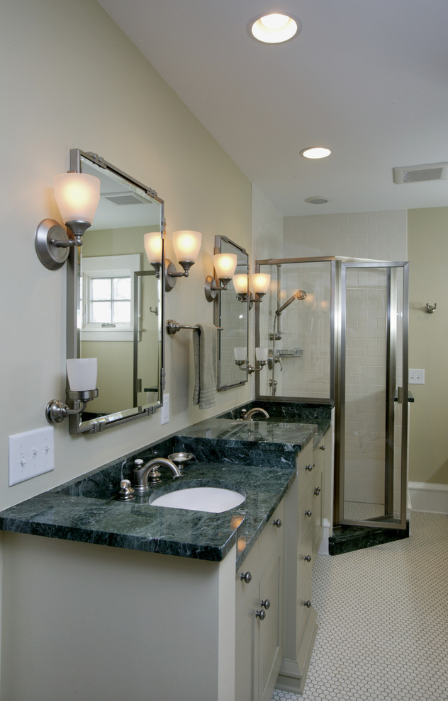 Cette image montre une salle de bain minimaliste avec un placard à porte shaker, des portes de placard blanches, une douche d'angle, un carrelage beige, un mur beige, un sol en carrelage de céramique, un lavabo encastré, un plan de toilette en granite, un sol beige et une cabine de douche à porte battante.