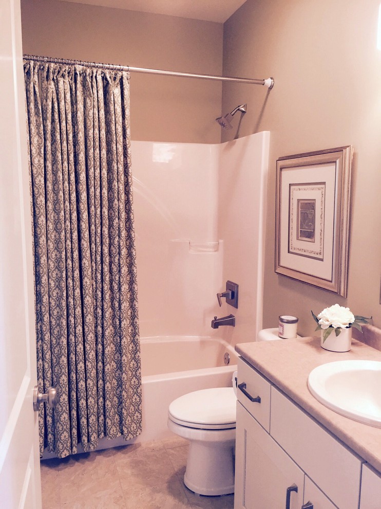 Idee per una stanza da bagno con doccia classica con ante in stile shaker, ante bianche e top in laminato