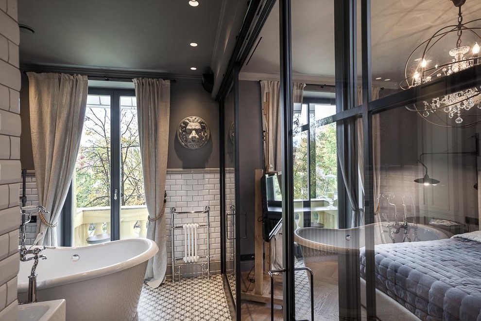 ロンドンにある高級な広いインダストリアルスタイルのおしゃれなマスターバスルームの写真
