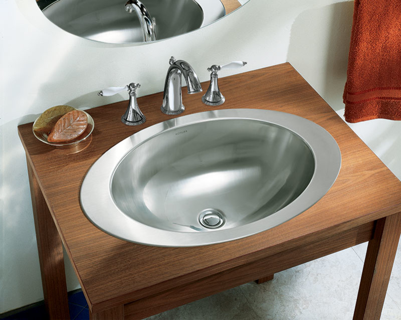 Modelo de cuarto de baño contemporáneo con baldosas y/o azulejos de piedra, lavabo sobreencimera y encimera de madera