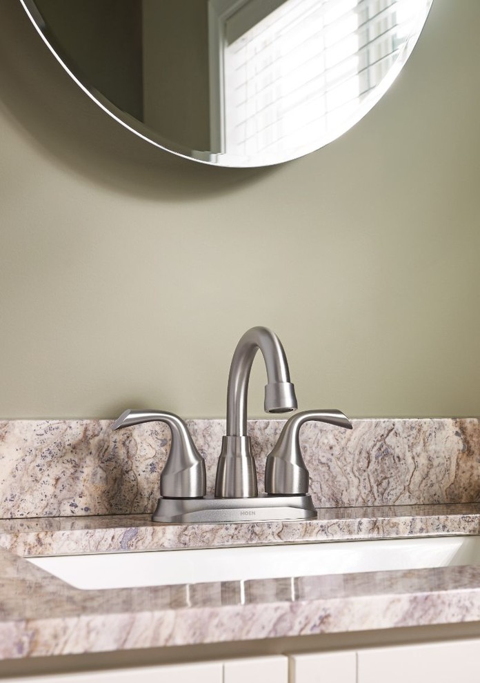 Ispirazione per una stanza da bagno design con piastrelle in pietra, lavabo a bacinella e top in legno