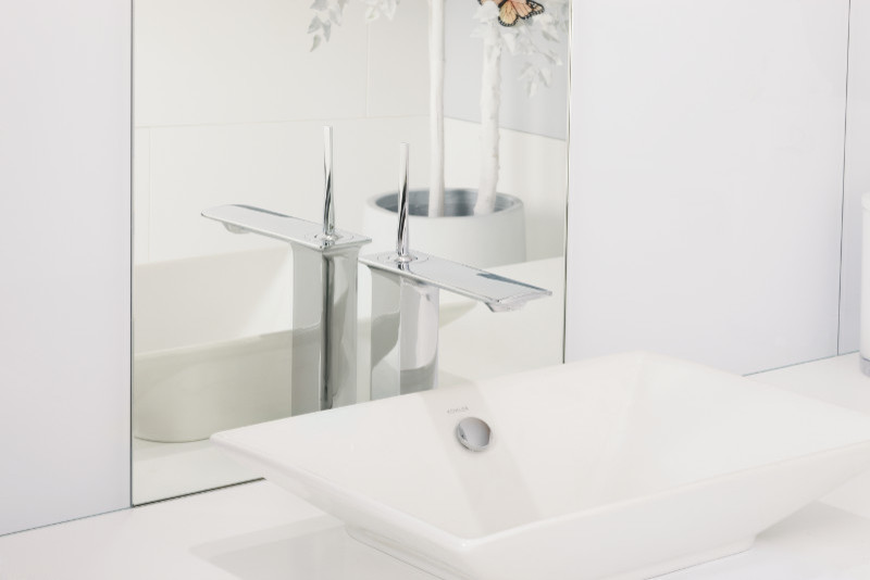 Foto de cuarto de baño actual con baldosas y/o azulejos de piedra, lavabo sobreencimera y encimera de madera