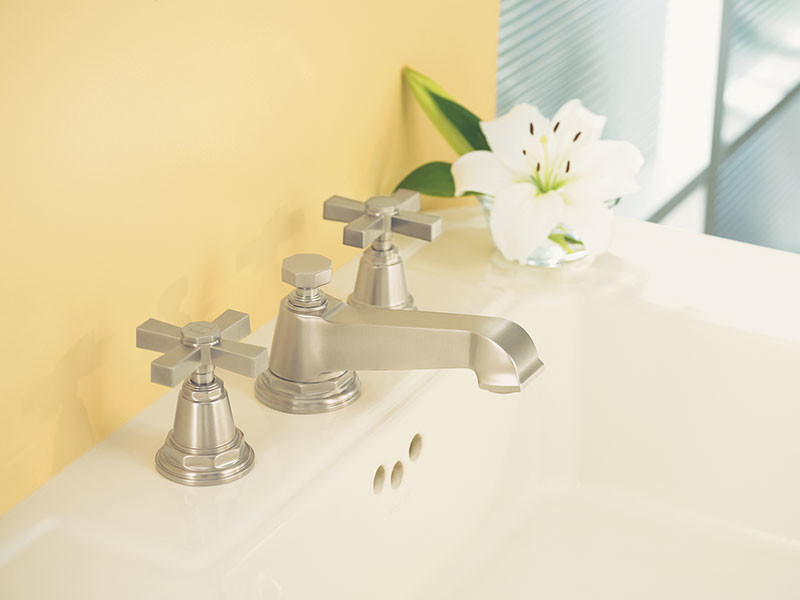 Esempio di una stanza da bagno minimal con piastrelle in pietra, lavabo a bacinella e top in legno