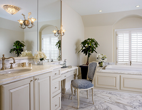 Foto på ett mellanstort vintage vit badrum, med beige skåp, beige väggar, marmorbänkskiva, flerfärgat golv och marmorgolv