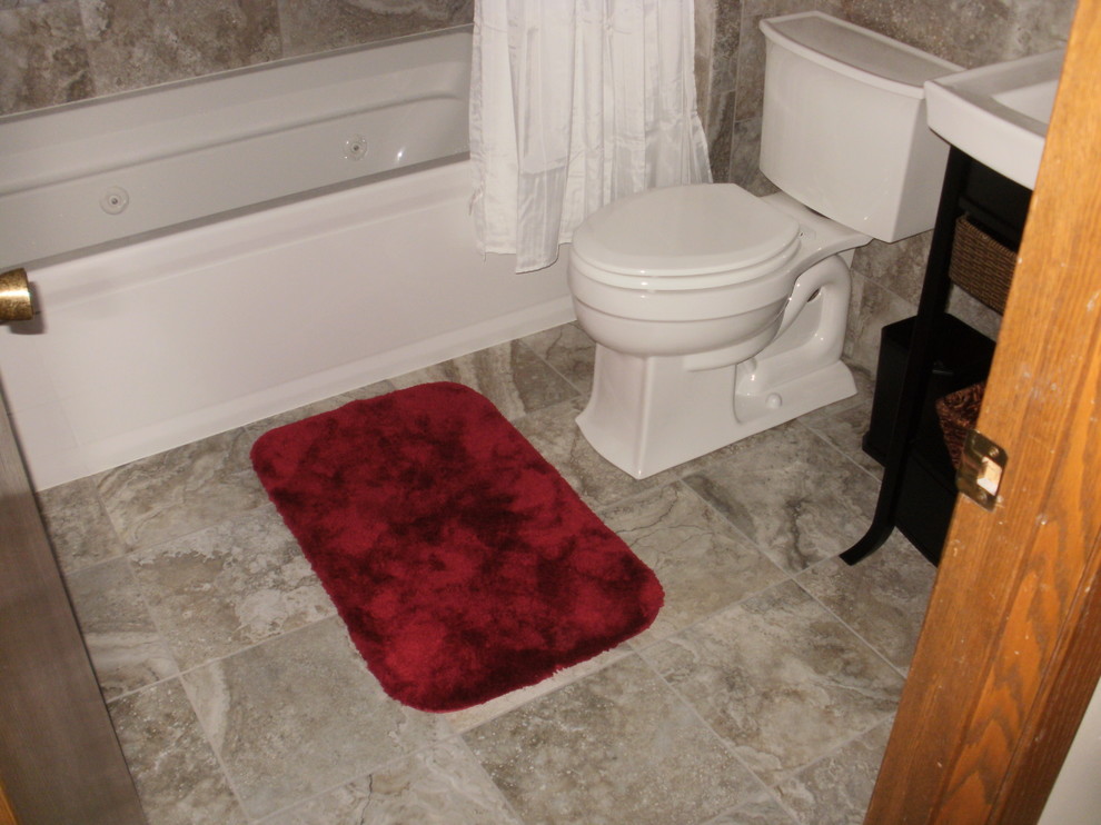 Exemple d'une douche en alcôve chic en bois foncé avec un plan vasque, un placard en trompe-l'oeil, un plan de toilette en marbre, une baignoire en alcôve, WC séparés, un carrelage gris et des carreaux de porcelaine.