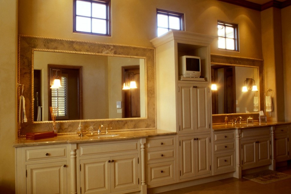 Foto di una stanza da bagno padronale american style con ante a filo, ante bianche, piastrelle grigie, piastrelle in ceramica, pareti beige, lavabo sottopiano e top in marmo