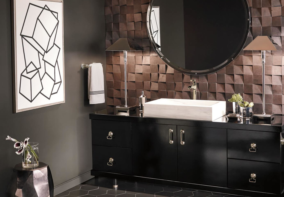 Источник вдохновения для домашнего уюта: ванная комната среднего размера в стиле модернизм с плоскими фасадами, черными фасадами, серыми стенами, полом из керамогранита, душевой кабиной, настольной раковиной, стеклянной столешницей и черным полом