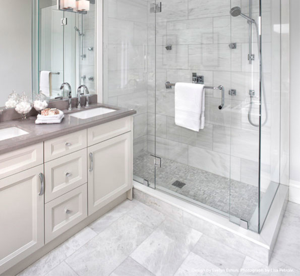 Пример оригинального дизайна: ванная комната среднего размера в современном стиле с фасадами с утопленной филенкой, бежевыми фасадами, угловым душем, серой плиткой, белой плиткой, плиткой мозаикой, серыми стенами, мраморным полом, душевой кабиной, врезной раковиной и столешницей из искусственного камня