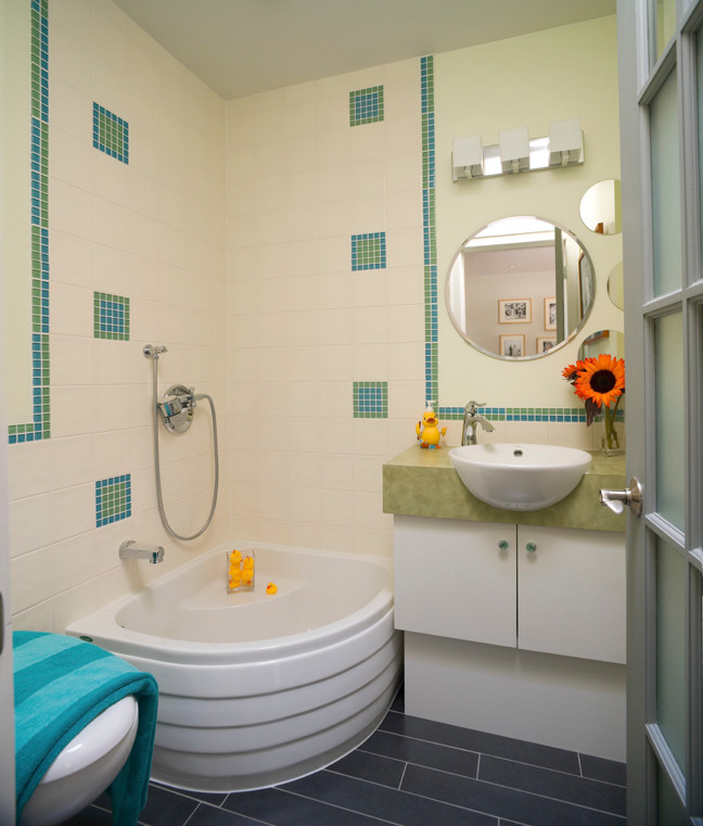 Пример оригинального дизайна: маленькая детская ванная комната в стиле неоклассика (современная классика) с плоскими фасадами, белыми фасадами, угловой ванной, душем над ванной, инсталляцией, разноцветной плиткой, зелеными стенами, полом из керамогранита, настольной раковиной и столешницей из ламината для на участке и в саду