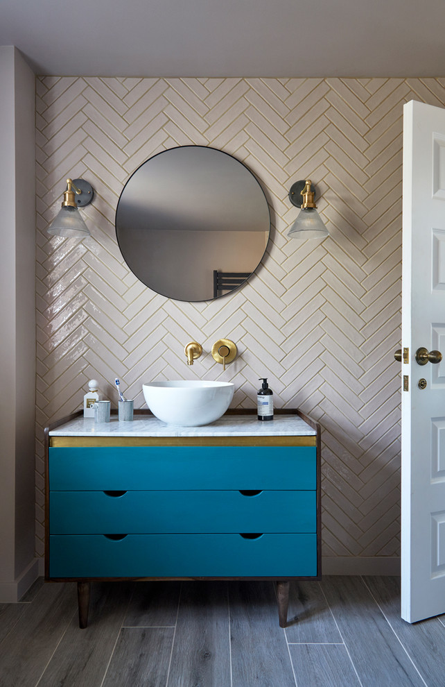 Immagine di una stanza da bagno contemporanea con ante lisce, ante blu, piastrelle bianche, pareti grigie, lavabo a bacinella, pavimento grigio e top bianco