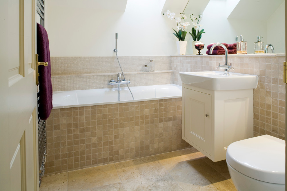 Ejemplo de cuarto de baño tradicional renovado con armarios con paneles empotrados y suelo de piedra caliza