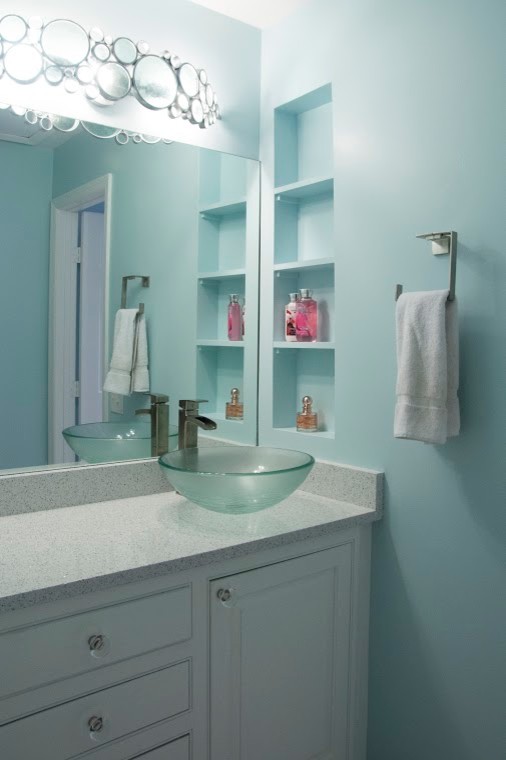 ナッシュビルにあるお手頃価格の中くらいなエクレクティックスタイルのおしゃれな子供用バスルーム (ベッセル式洗面器、インセット扉のキャビネット、白いキャビネット、珪岩の洗面台、アルコーブ型浴槽、アルコーブ型シャワー、分離型トイレ、白いタイル、モザイクタイル、青い壁) の写真
