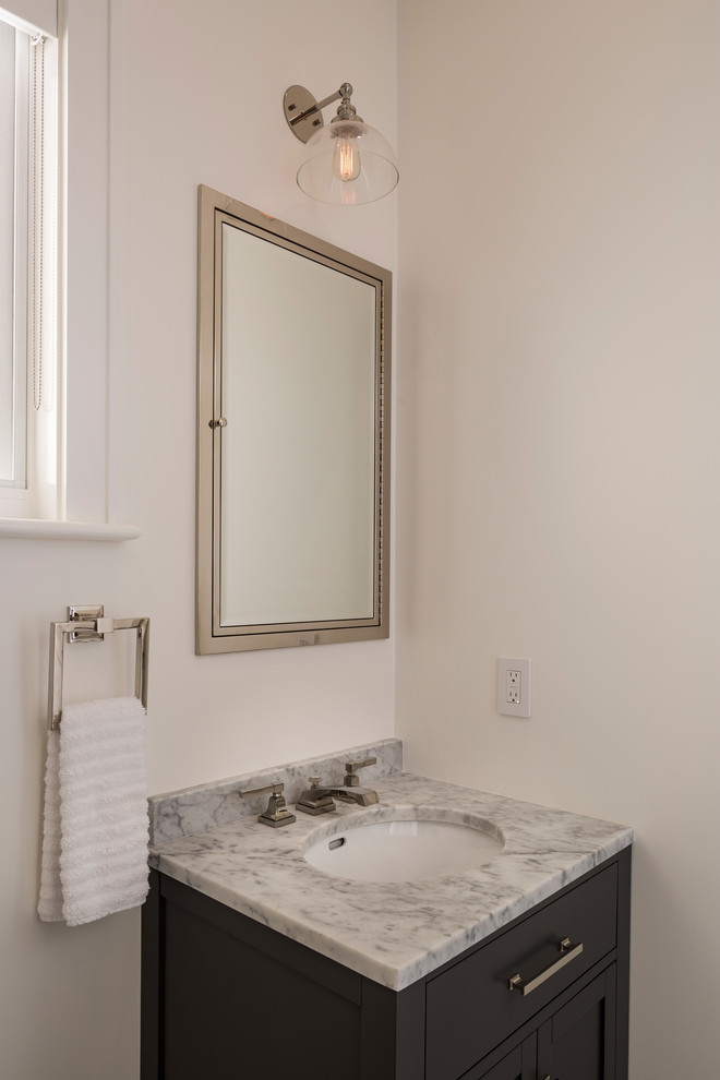 Foto på ett mellanstort funkis badrum med dusch, med skåp i shakerstil, skåp i mörkt trä, en dusch/badkar-kombination, en vägghängd toalettstol, blå kakel, keramikplattor, vita väggar, klinkergolv i keramik, ett undermonterad handfat och marmorbänkskiva