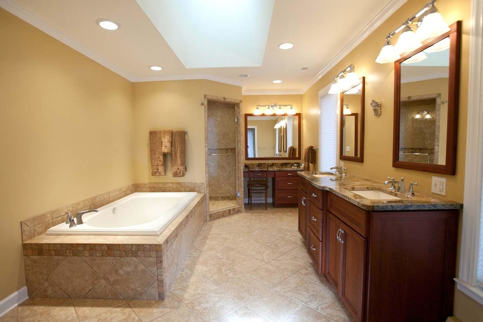 Пример оригинального дизайна: главная ванная комната среднего размера в классическом стиле с фасадами с выступающей филенкой, темными деревянными фасадами, бежевой плиткой, синей плиткой, коричневой плиткой, серой плиткой, цементной плиткой и полом из сланца