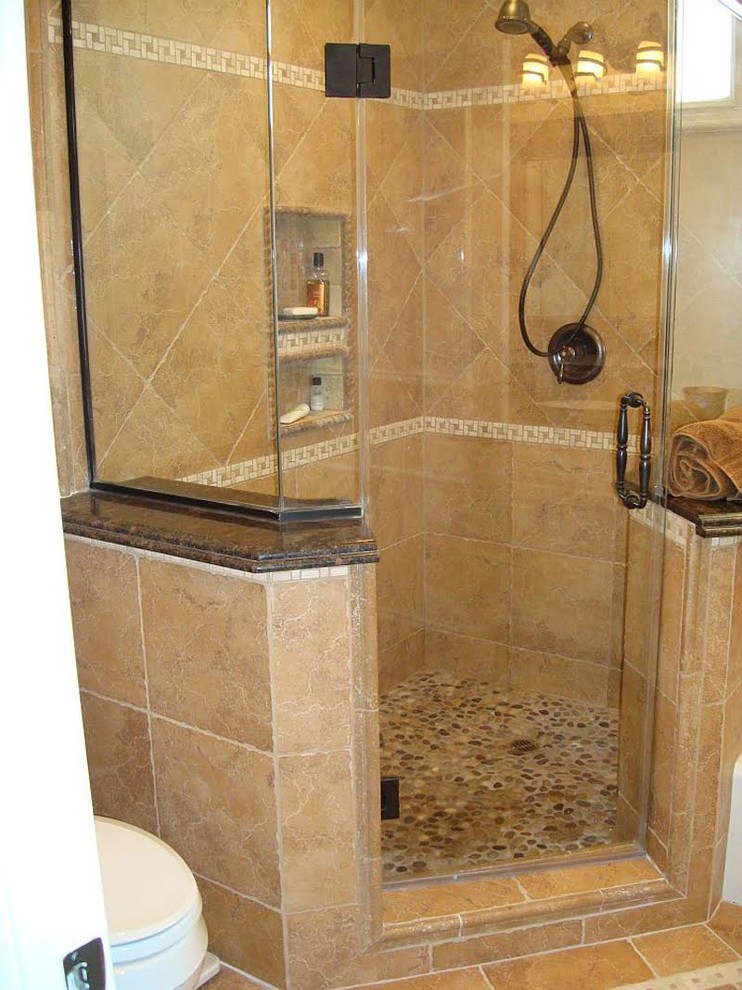 Свежая идея для дизайна: главная ванная комната среднего размера в средиземноморском стиле с угловым душем, раздельным унитазом, бежевыми стенами и полом из галечной плитки - отличное фото интерьера