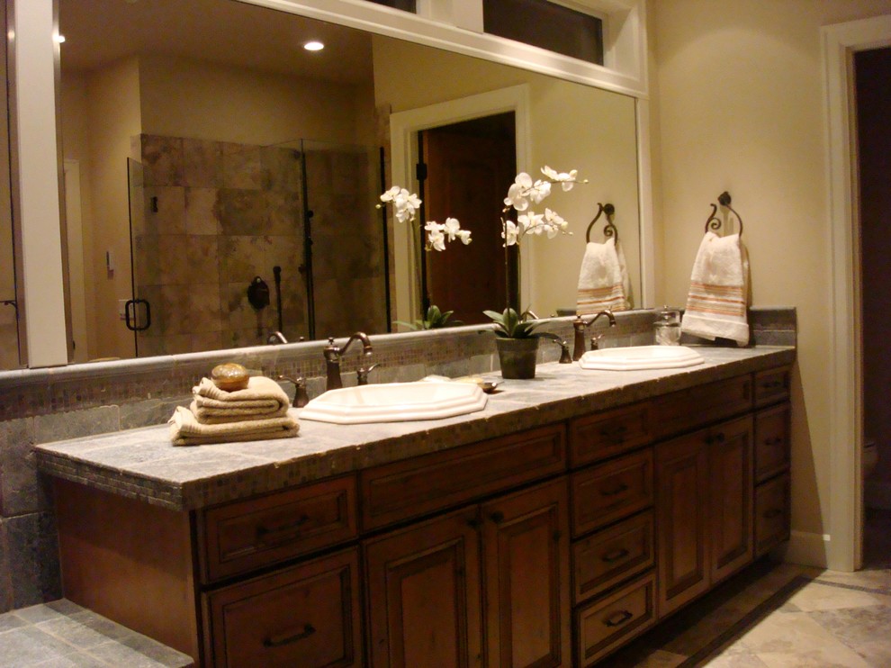Idée de décoration pour une salle de bain principale tradition en bois foncé de taille moyenne avec un placard avec porte à panneau surélevé, un carrelage beige, un carrelage bleu, un carrelage marron, un carrelage gris, des carreaux de béton et un sol en ardoise.