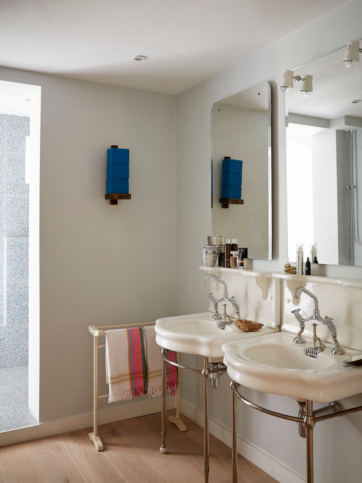 Réalisation d'une salle de bain tradition avec un mur bleu et parquet clair.
