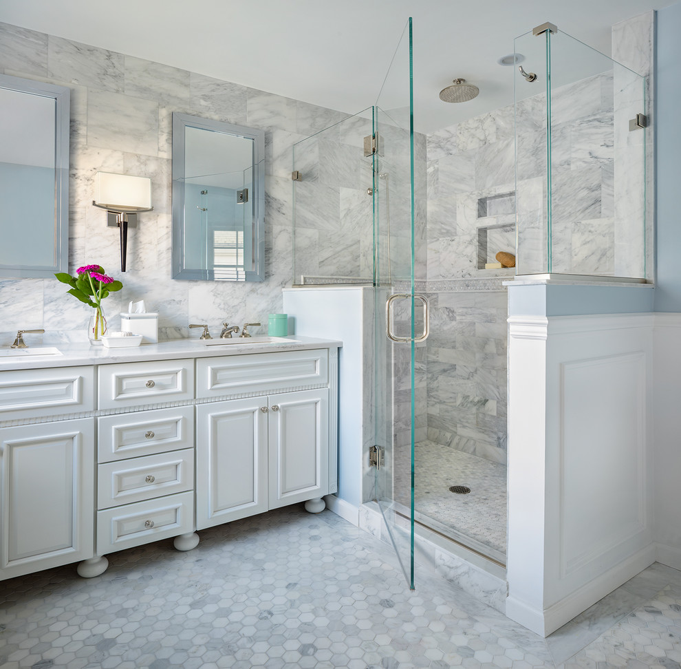 Inspiration för ett stort vintage vit vitt badrum med dusch, med luckor med profilerade fronter, vita skåp, en dusch i en alkov, grå kakel, marmorkakel, vita väggar, marmorgolv, ett undermonterad handfat, bänkskiva i kvartsit, grått golv och dusch med gångjärnsdörr