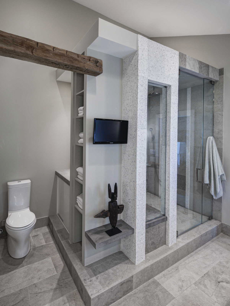 Inspiration för stora moderna en-suite badrum, med en dusch i en alkov, mosaik, grå väggar, släta luckor, vita skåp, en toalettstol med hel cisternkåpa, ett undermonterad handfat, marmorbänkskiva och dusch med gångjärnsdörr