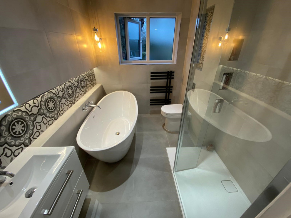 Пример оригинального дизайна: ванная комната среднего размера в современном стиле