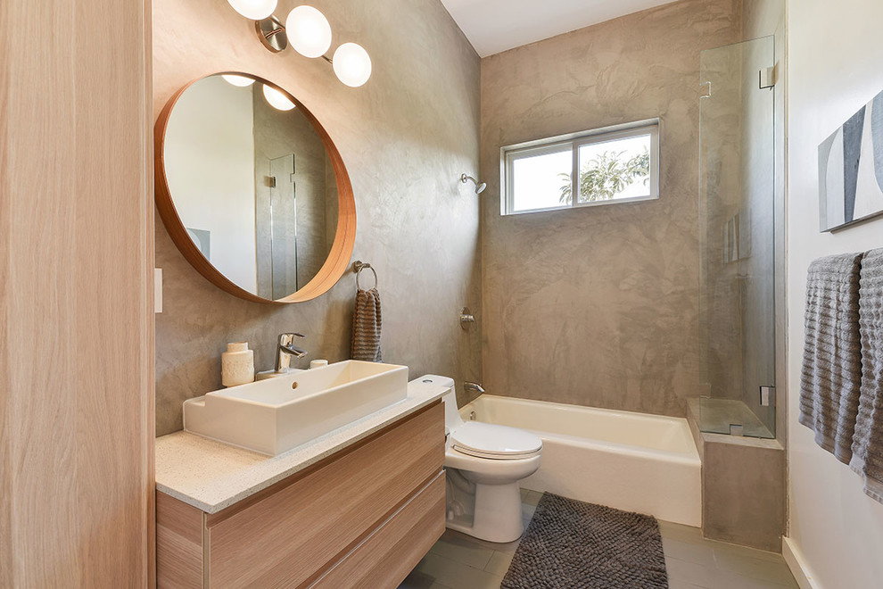 Пример оригинального дизайна: главная ванная комната среднего размера в стиле модернизм с плоскими фасадами, светлыми деревянными фасадами, ванной в нише, цементной плиткой, бежевыми стенами, полом из керамогранита, настольной раковиной и столешницей из кварцита