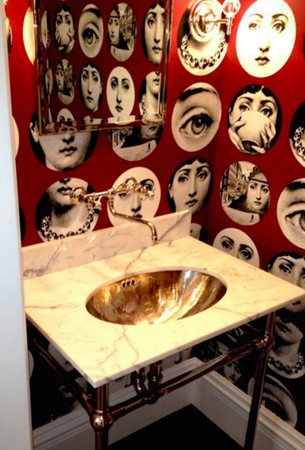 Diseño de cuarto de baño ecléctico pequeño con lavabo con pedestal, encimera de mármol y paredes multicolor