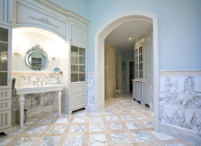 Источник вдохновения для домашнего уюта: большая главная ванная комната с раковиной с пьедесталом, фасадами островного типа, искусственно-состаренными фасадами, открытым душем, плиткой из листового камня, синими стенами и мраморным полом