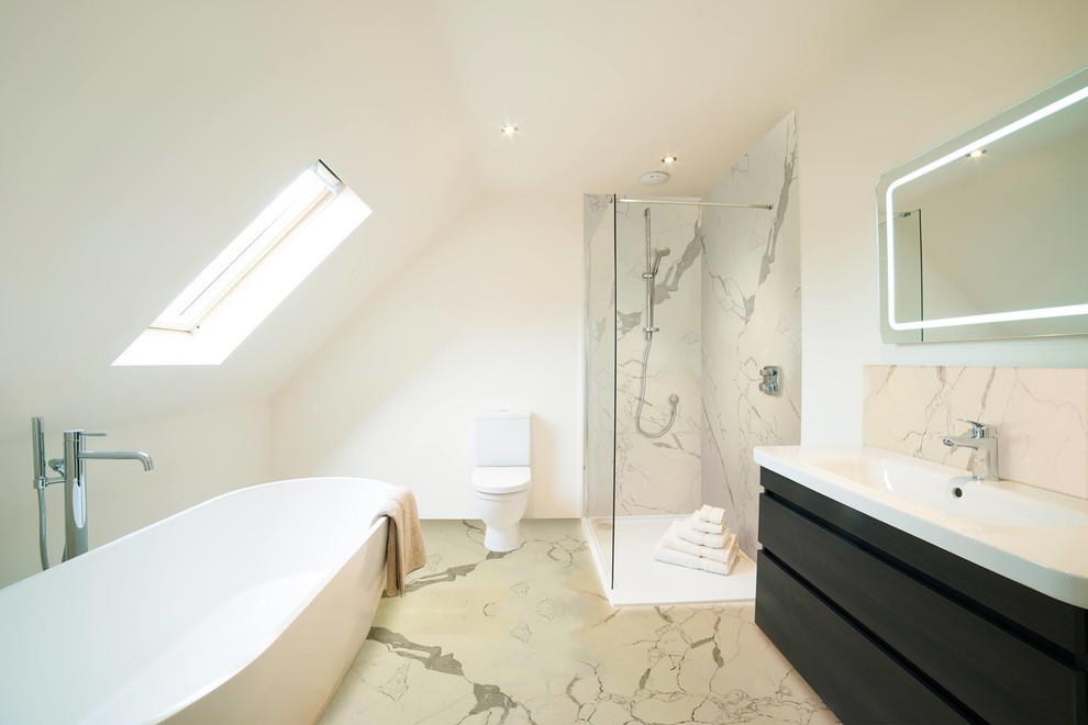 Пример оригинального дизайна: главная ванная комната в современном стиле с плоскими фасадами, черными фасадами, отдельно стоящей ванной, угловым душем, серой плиткой, белой плиткой, белыми стенами, мраморным полом, монолитной раковиной, бежевым полом и открытым душем