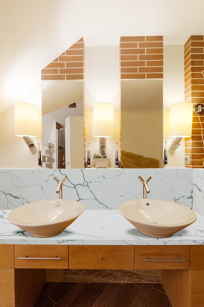 Modernes Badezimmer En Suite mit flächenbündigen Schrankfronten, hellbraunen Holzschränken, weißer Wandfarbe, Aufsatzwaschbecken und braunem Boden in New York