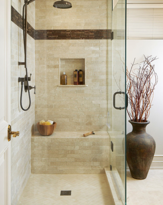 Свежая идея для дизайна: главная ванная комната среднего размера в классическом стиле с угловым душем, бежевой плиткой, коричневой плиткой, каменной плиткой, белыми стенами и полом из травертина - отличное фото интерьера