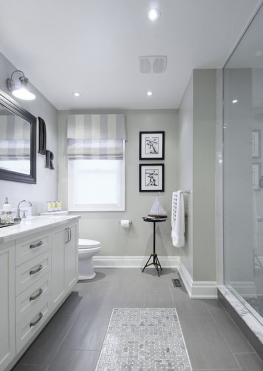На фото: ванная комната среднего размера в современном стиле с фасадами в стиле шейкер, белыми фасадами, душем в нише, серой плиткой, серыми стенами, полом из керамогранита, душевой кабиной и врезной раковиной