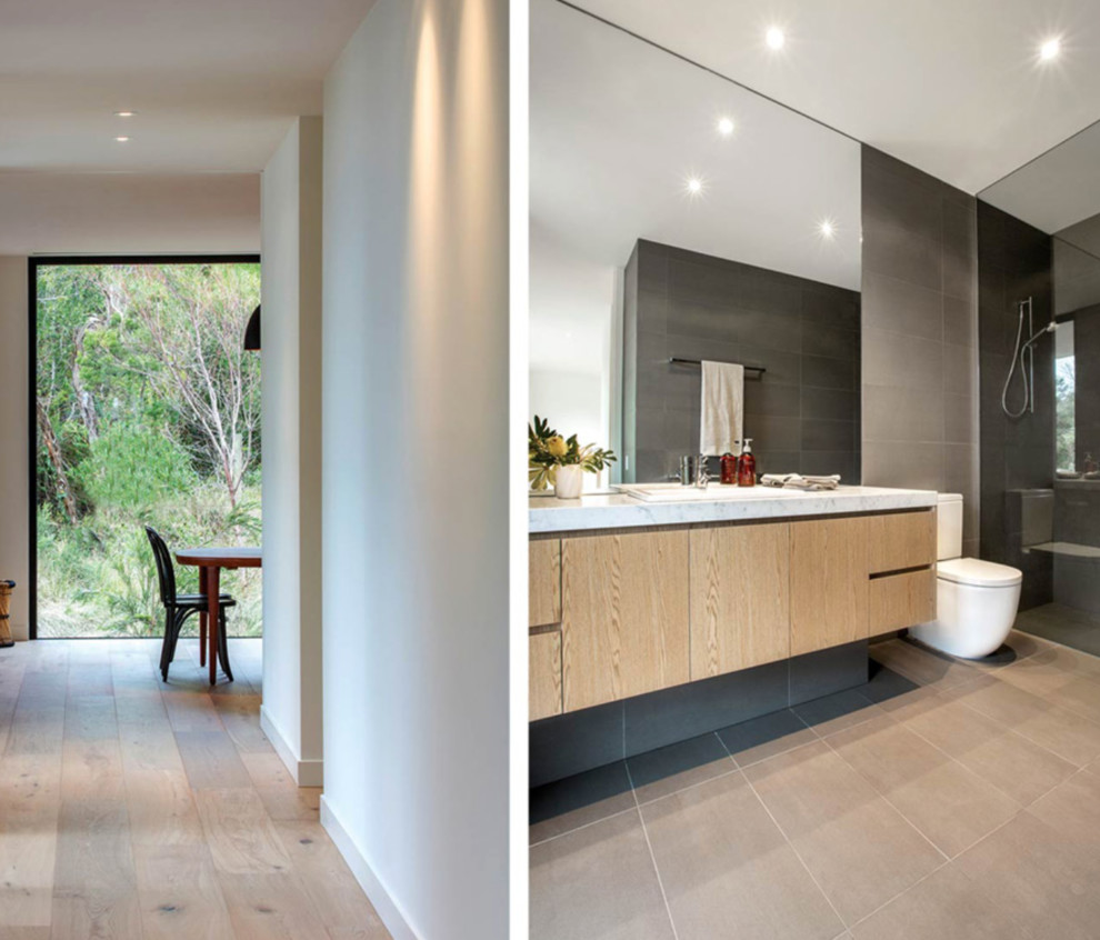 На фото: ванная комната в современном стиле с фасадами цвета дерева среднего тона, керамогранитной плиткой, полом из керамогранита и мраморной столешницей