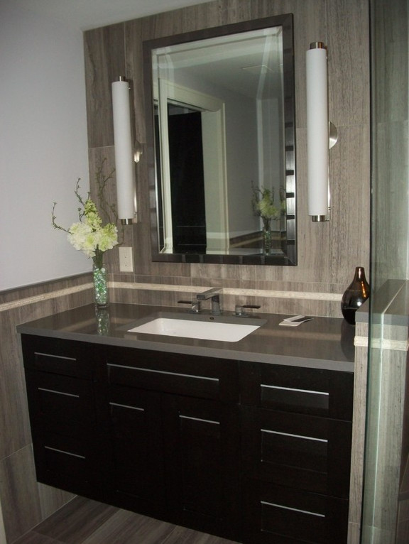 Exempel på ett mellanstort klassiskt en-suite badrum, med släta luckor, skåp i mörkt trä, beige kakel, porslinskakel, beige väggar, klinkergolv i porslin, ett undermonterad handfat och bänkskiva i kvarts