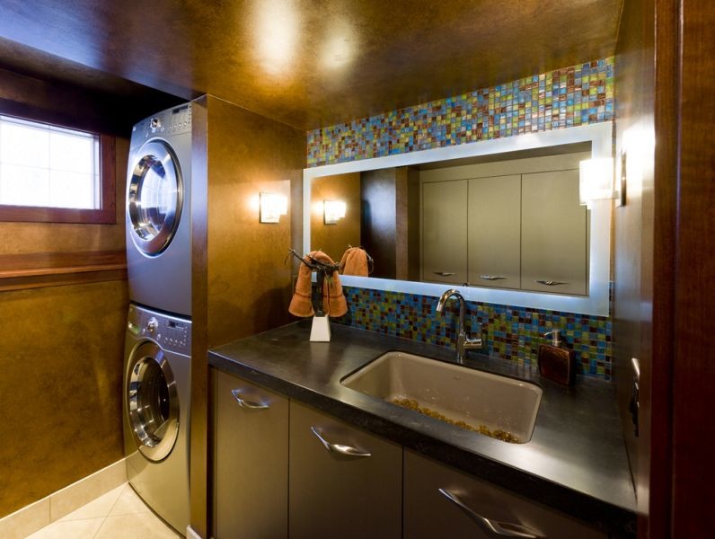 На фото: ванная комната со стиральной машиной в современном стиле