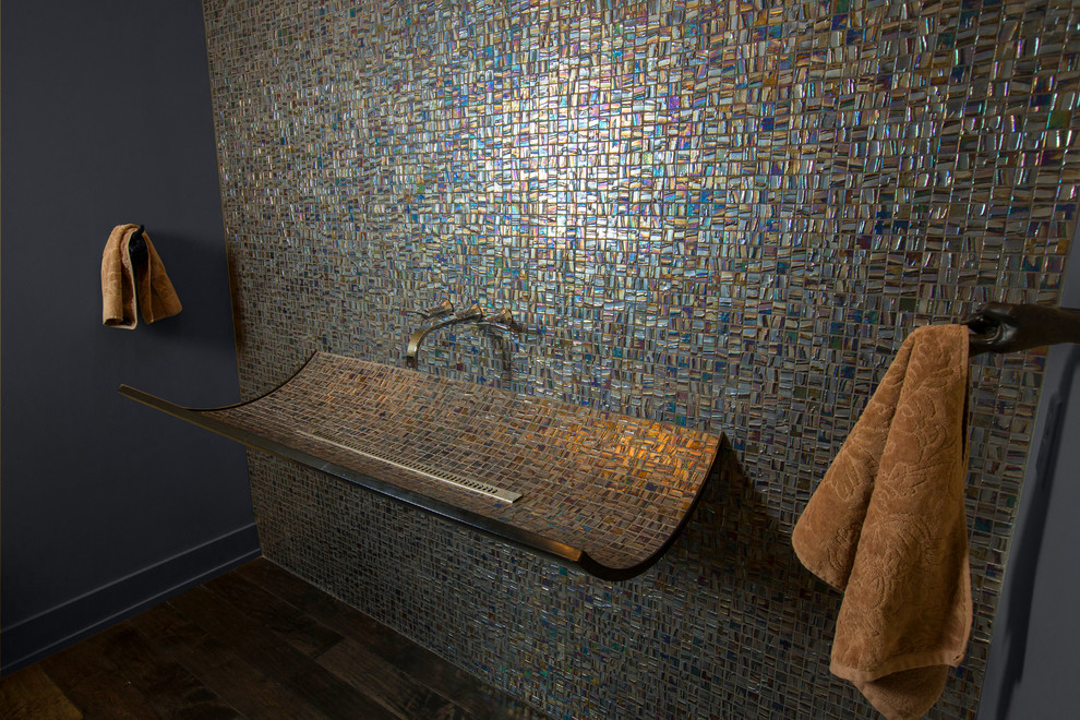 Ispirazione per una stanza da bagno design con lavabo sospeso e piastrelle a mosaico