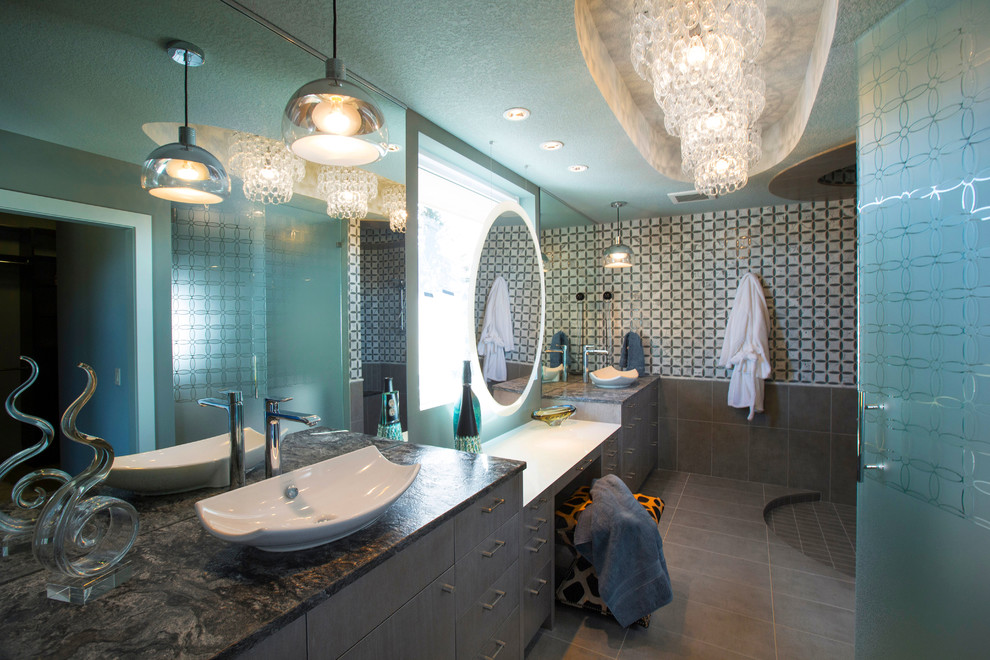 Foto de cuarto de baño actual con lavabo sobreencimera, armarios con paneles lisos, puertas de armario grises, ducha abierta, baldosas y/o azulejos grises y ducha abierta