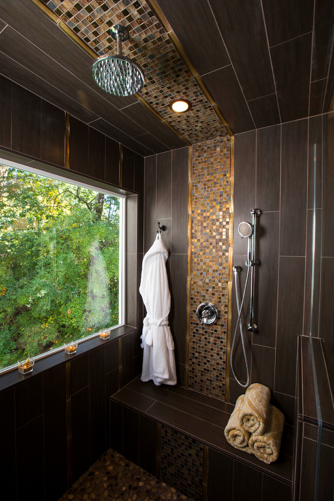 На фото: ванная комната в современном стиле с плиткой мозаикой и полом из галечной плитки с