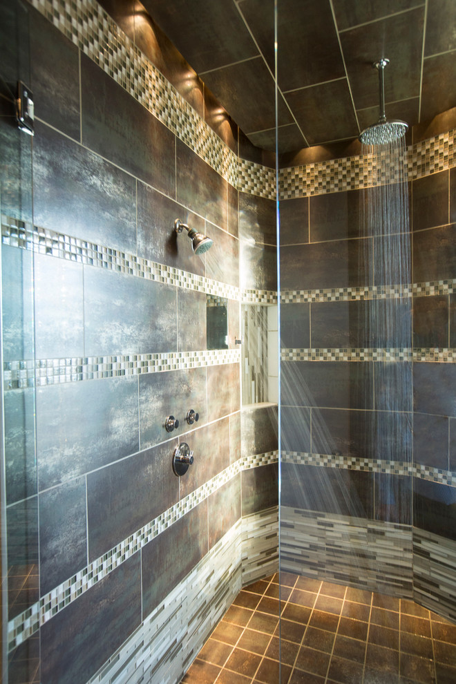 Ispirazione per una stanza da bagno contemporanea con doccia doppia, piastrelle marroni e piastrelle a listelli