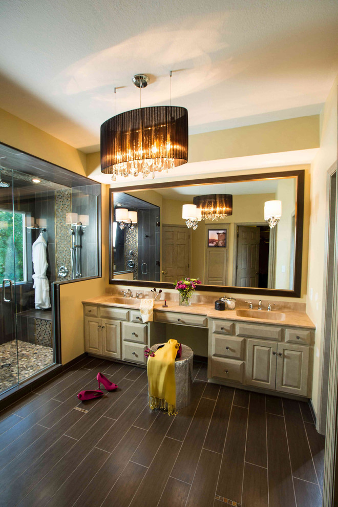 Стильный дизайн: ванная комната в современном стиле с монолитной раковиной, фасадами с выступающей филенкой, бежевыми фасадами, угловым душем и коричневой плиткой - последний тренд