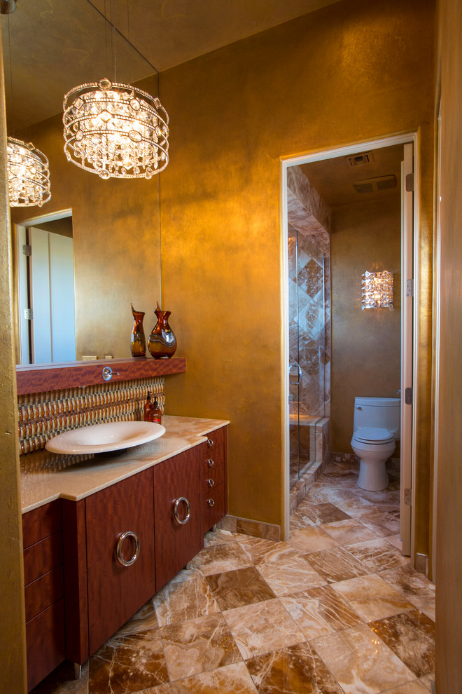 Imagen de cuarto de baño actual con lavabo sobreencimera, armarios con paneles lisos, puertas de armario de madera en tonos medios, ducha esquinera y baldosas y/o azulejos marrones