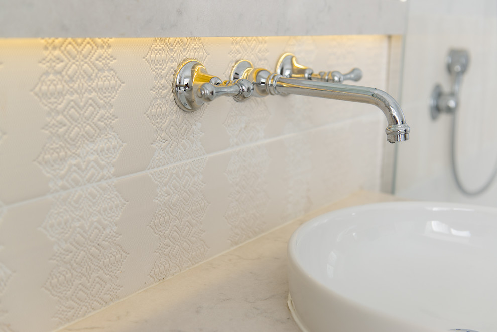Свежая идея для дизайна: ванная комната в современном стиле с белой плиткой - отличное фото интерьера