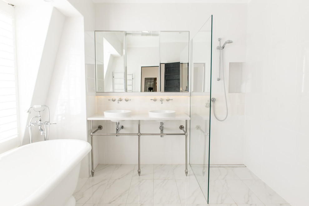 Идея дизайна: ванная комната в современном стиле с накладной раковиной, отдельно стоящей ванной, душем без бортиков, белой плиткой и белыми стенами