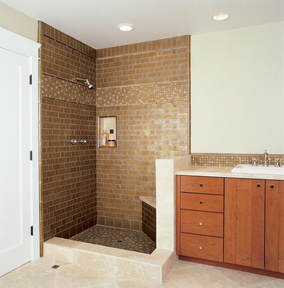 Bild på ett mellanstort funkis beige beige badrum med dusch, med släta luckor, skåp i mellenmörkt trä, en hörndusch, brun kakel, vita väggar, klinkergolv i keramik, ett nedsänkt handfat, granitbänkskiva, beiget golv och med dusch som är öppen