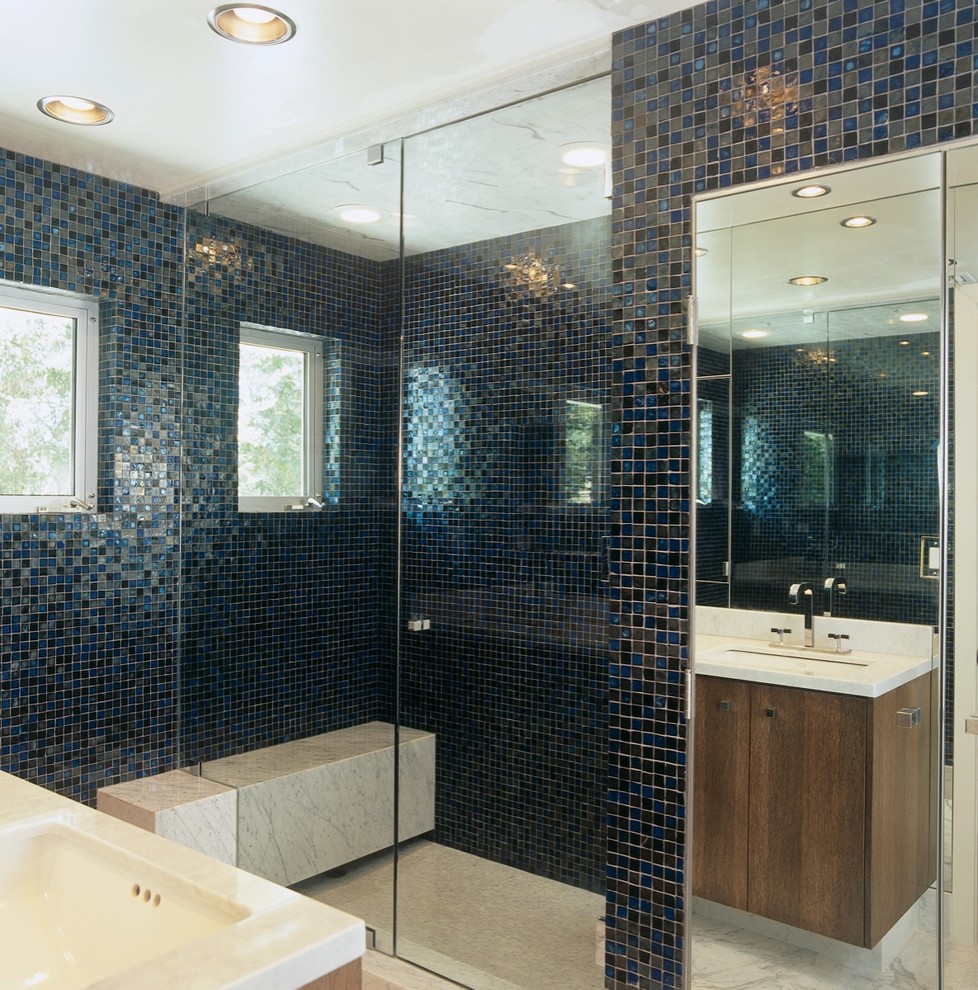 Esempio di una stanza da bagno padronale contemporanea di medie dimensioni con ante lisce, ante in legno scuro, doccia alcova, piastrelle blu, piastrelle a mosaico, pareti multicolore, pavimento in marmo, lavabo sottopiano, top in marmo, pavimento grigio, porta doccia scorrevole e top bianco